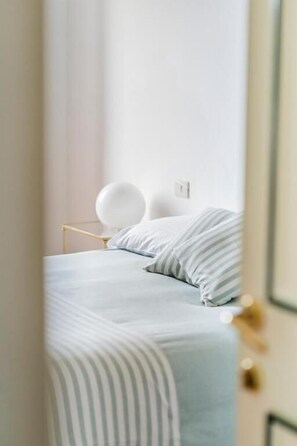 Phòng đôi hoặc 2 giường đơn, quang cảnh sân vườn | Bộ đồ giường cao cấp, chăn bông, minibar, trang trí khác biệt 