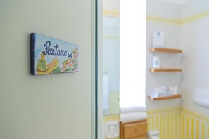 Kahden hengen huone, näköala pihalle | Sisätilat