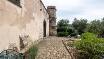 Chambre Double, vue jardin | Enceinte de lâhĂ©bergement