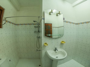 Shower, free toiletries, towels