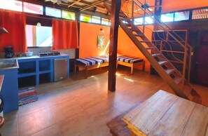 Decoración personalizada, muebles diferentes y wifi gratis 