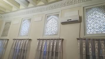 Dortoir Partagé, dortoir mixte, non-fumeurs | Bureau, fer et planche à repasser, lits pliants/supplémentaires