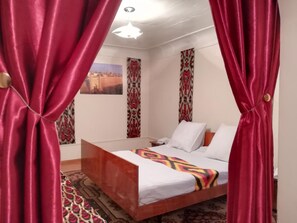 Desk, iron/ironing board, rollaway beds, free WiFi - Umarxon Hostel (Bukhara)