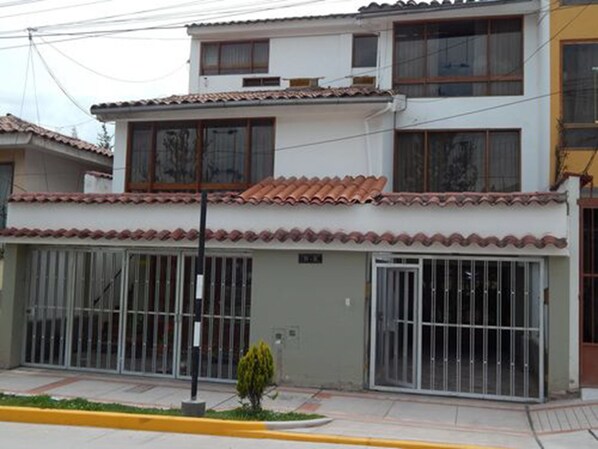 Front of property - Residencial Plaza España (Cusco)
