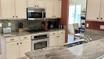 Kjøleskap, mikrobølgeovn, ovn og kokeplater