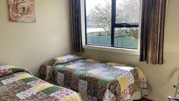 4 slaapkamers, een strijkplank/strijkijzer, gratis wifi, beddengoed