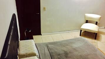 Traditional Apartment, 2 Bedrooms, Non Smoking, Private Bathroom | 2 bedrooms, individually decorated, individually furnished