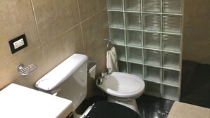 Căn hộ truyền thống, 2 phòng ngủ, không hút thuốc, phòng tắm riêng | Phòng tắm | Buồng tắm vòi sen, vòi sen phun mưa, chậu vệ sinh/vòi rửa, khăn tắm 