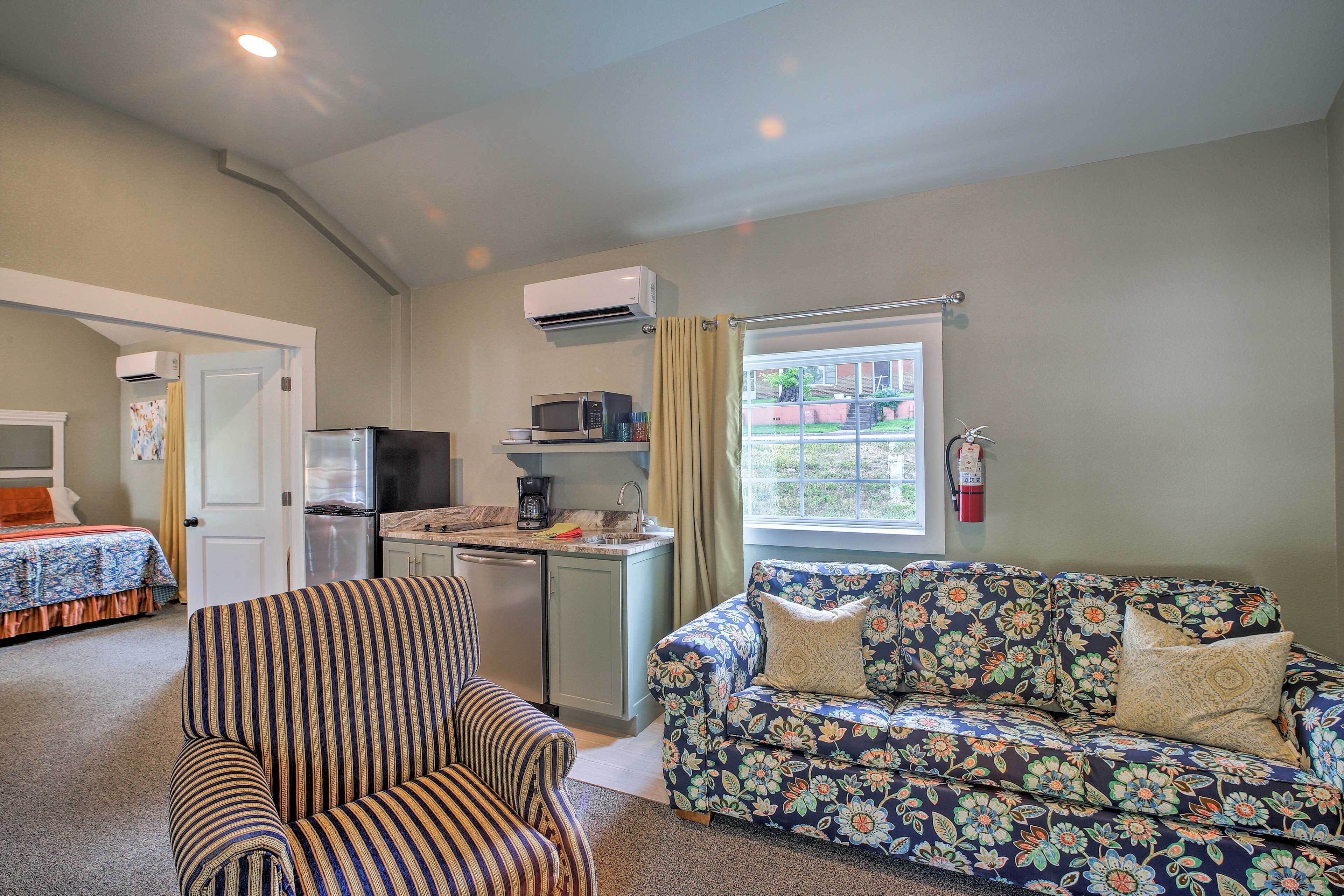 Downtown Branson Cottage w/ Pool Access!
