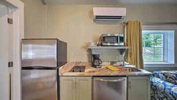 Réfrigérateur, micro-ondes, plaque de cuisson, cafetiÚre/bouilloire