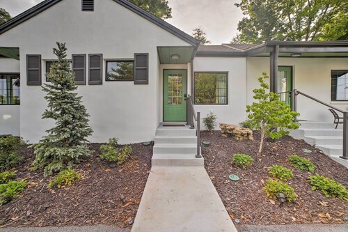 Fire Pit Access: Cozy Dtwn Branson Cottage!