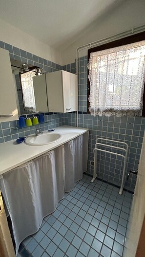 Dusj, hårføner, håndklær og såpe