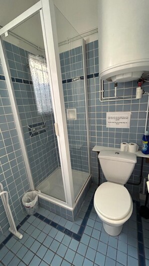 Dusj, hårføner, håndklær og såpe