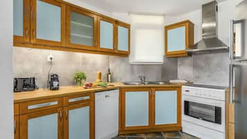 Frigorífico, microondas, horno y placa de cocina