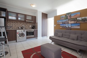 Appartement (2 Bedrooms) | Aire de séjour | Téléviseur à écran plat
