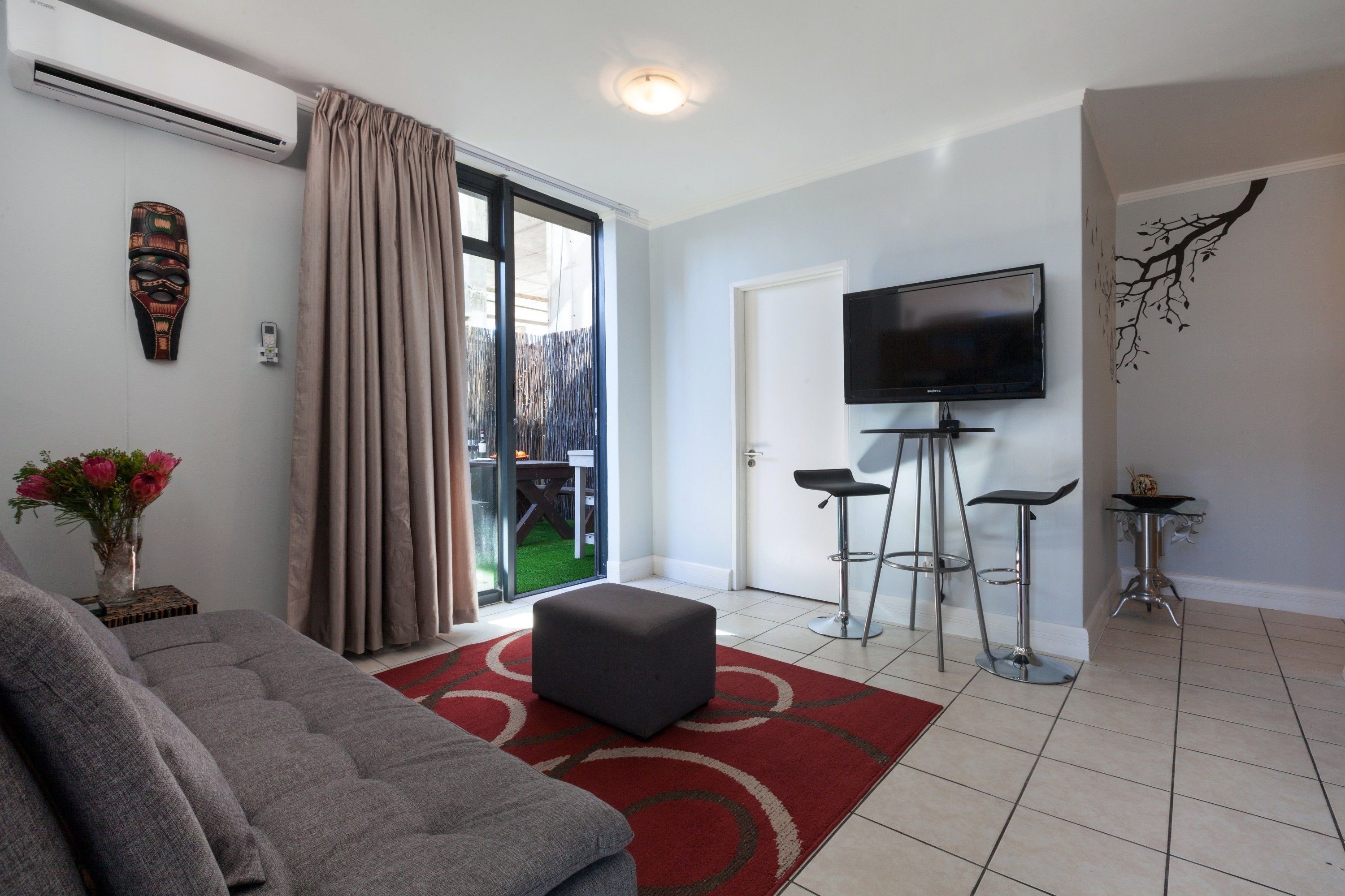 อพาร์ทเมนท์ (2 Bedrooms) | ห้องนั่งเล่น | ทีวีจอแบน