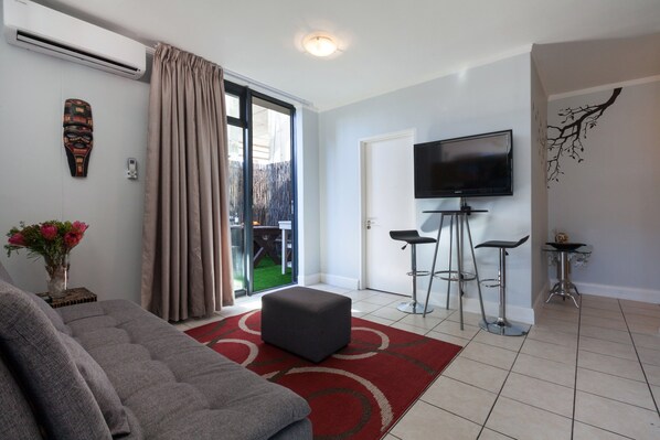 Appartement (2 Bedrooms) | Woonkamer | Flatscreentelevisie