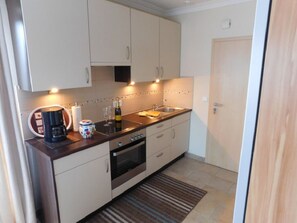 Kühlschrank, Geschirrspüler, Wasserkocher mit Kaffee-/Teezubehör