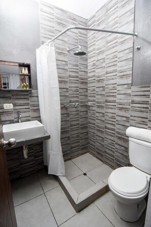 淋浴设施、大花洒淋浴喷头、名牌洗护用品、吹风 机