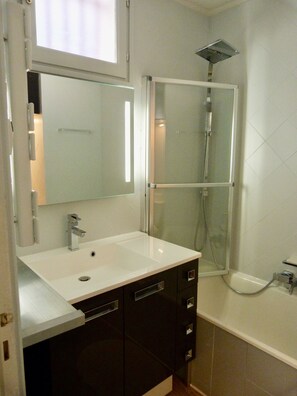 Bathtub, hair dryer