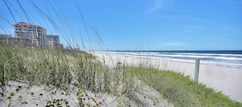 Cozy Charming Cottage ! 2 Min to Beach 3 min walk to Restaurants & Shops