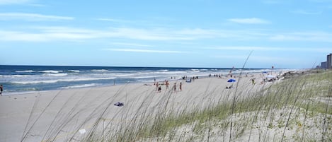 Nära stranden, solstolar och strandhanddukar