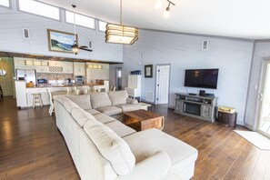 Fernseher, Kamin, DVD-Player