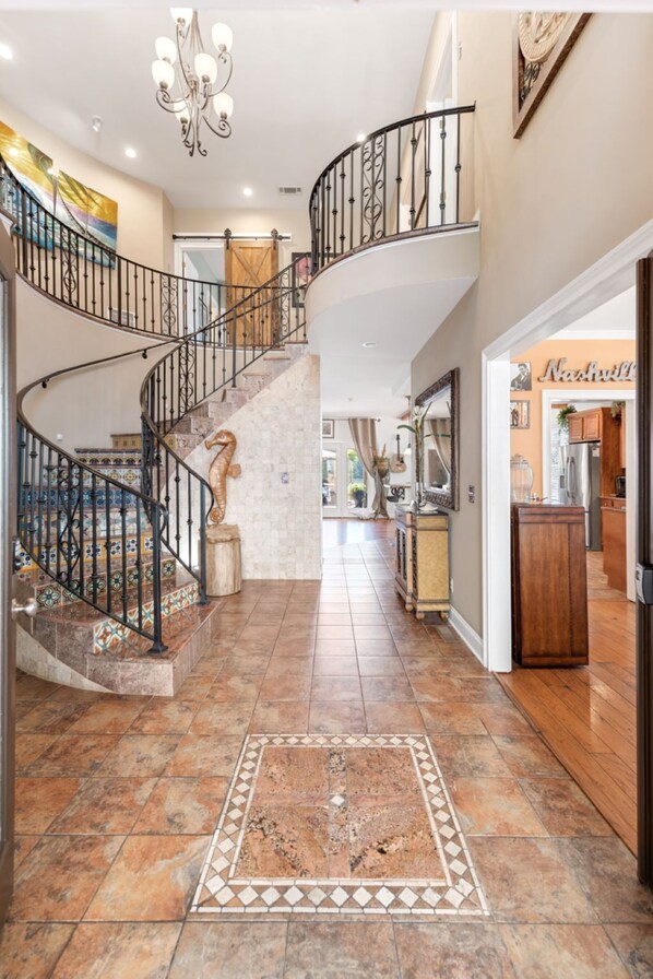 Interior - LAKE FRONT HONKY TONKIN LAKE LIFE O/D KITCHEN TIKI HUT PONTOON AVAILABLE
(Mt Juliet)