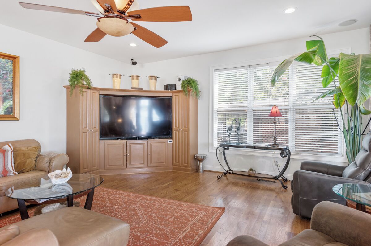 Smart TV, DVD player, offices