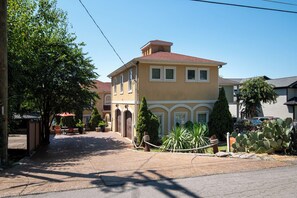 Exterior - LAKE FRONT HONKY TONKIN & LAKE LIFE OUTDOOR KITCHEN & TIKI HUT PONTOON AVAILABLE (Mt Juliet)