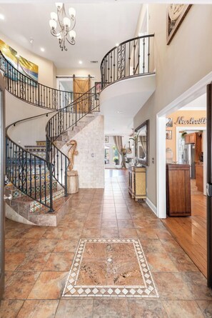 Interior - LAKE FRONT HOME- HONKY TONKIN NEAR NASHVILLE  &  OUTDOOR KITCHEN  TIKI HUT - PONTOON AVAILABLE (Mt Juliet)