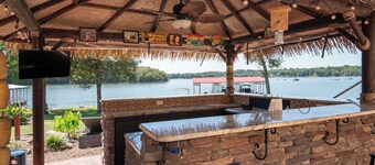 LAKE FRONT HOME- HONKY TONKIN NEAR NASHVILLE & OUTDOOR KITCHEN TIKI HUT - PONTOON AVAILABLE