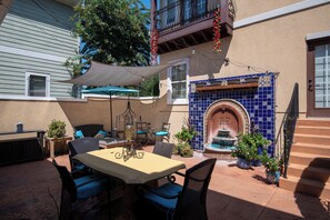 Outdoor dining - LAKE FRONT HONKY TONKIN & LAKE LIFE OUTDOOR KITCHEN & TIKI HUT PONTOON AVAILABLE (Mt Juliet)