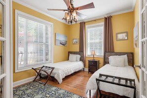 4 bedrooms, iron/ironing board, free WiFi, bed sheets - LAKE FRONT HOME- HONKY TONKIN NEAR NASHVILLE  &  OUTDOOR KITCHEN  TIKI HUT - PONTOON AVAILABLE (Mt Juliet)