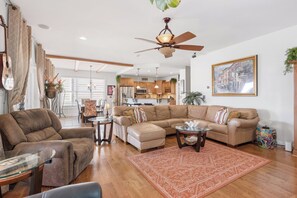 Smart TV, DVD player, offices - LAKE FRONT HOME- HONKY TONKIN NEAR NASHVILLE  &  OUTDOOR KITCHEN  TIKI HUT - PONTOON AVAILABLE (Mt Juliet)