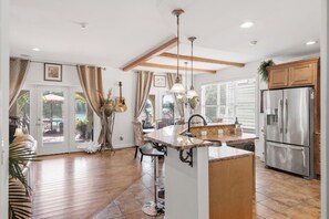 Fridge, microwave, oven, stovetop - LAKE FRONT HONKY TONKIN LAKE LIFE O/D KITCHEN TIKI HUT PONTOON AVAILABLE
(Mt Juliet)