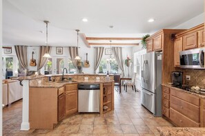 Fridge, microwave, oven, stovetop - LAKE FRONT HOME- HONKY TONKIN NEAR NASHVILLE  &  OUTDOOR KITCHEN  TIKI HUT - PONTOON AVAILABLE (Mt Juliet)