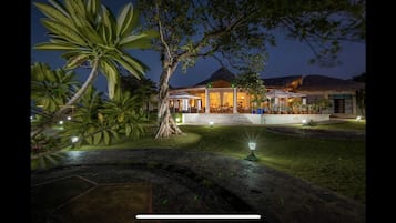 Bar tepi kolam renang