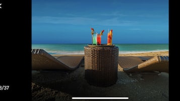 Bar tepi kolam renang