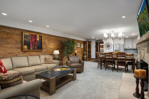 Fernseher, Kamin, Bücher