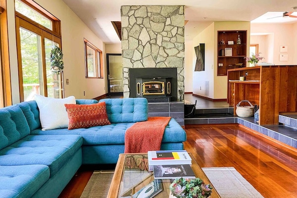 The cozy living room shares a double-sided fireplace with the dining room. Curl up, read a book, play games with friends or just listen to music on the turntable or bluetooth speaker and let city life melt away!