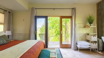 4 bedrooms, desk, iron/ironing board, free WiFi