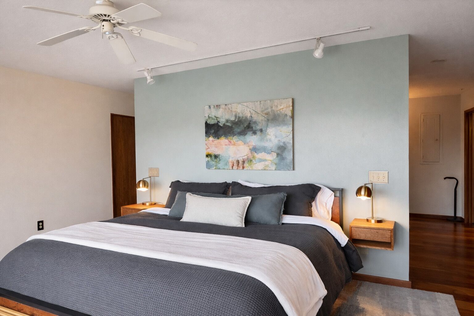 4 室のベッドルーム、デスク、アイロン / アイロン台、WiFi (無料)