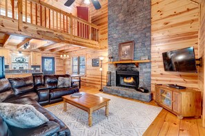 Smart TV, fireplace, DVD player, ping pong - STEPS FROM THE RIVER, Fast Internet, Hot Tub, Fishing, Peaceful, Family Friendly (Ellijay)