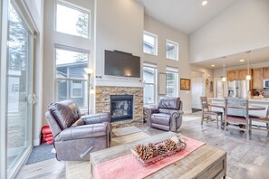 Een televisie en een open haard