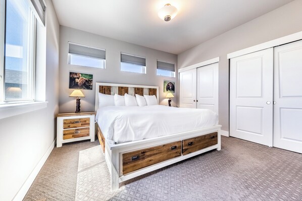 2 slaapkamers, een strijkplank/strijkijzer, gratis wifi, beddengoed