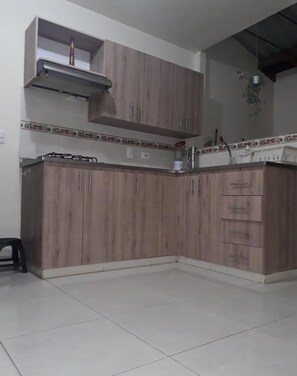 Refrigerador, placa de cocina, utensilios de cocina