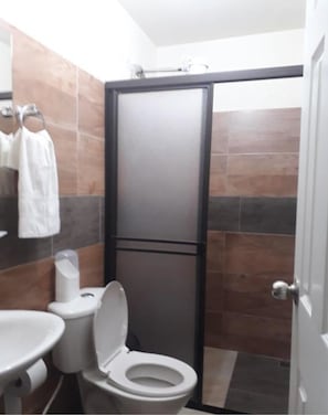 Family Apartment, Multiple Beds | Bathroom | Shower, free toiletries, towels