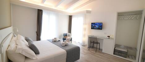 Panorama-Zimmer, 1 King-Bett und Schlafsofa, Balkon, Meerblick | Minibar, Zimmersafe, Schreibtisch, Verdunkelungsvorhänge