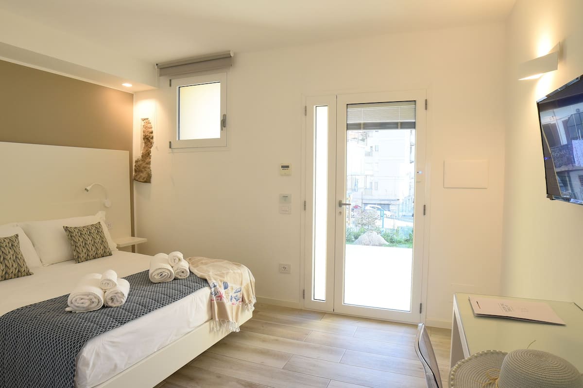 Doppia Basic | Minibar, una cassaforte in camera, una scrivania, tende oscuranti